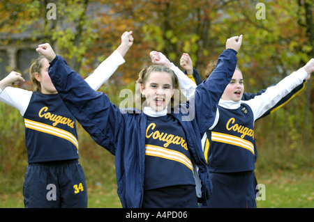 Cheerleader führen während Mittelschule Fußball Spiel ab 12 14 Stockfoto