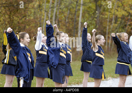 Cheerleader führen während Mittelschule Fußball Spiel ab 12 14 Stockfoto