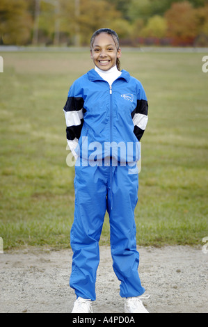 Cheerleader führen während Mittelschule Fußball Spiel ab 12 14 Stockfoto