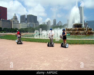 Mann und Frau Reiten Segway Transportmaschinen im Grant Park Chicago Illinois USA Amerika Stockfoto