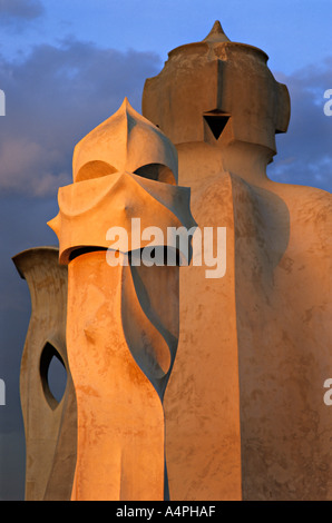 Antoni Gaudi, La Pedrera, Casa Mila, Barcelona, Spanien. Gruppe von Schornsteinen und Entlüftungsöffnungen auf dem Dach. Stockfoto