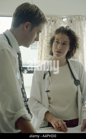 weibliche und männliche Ärzte Patienten diskutieren Stockfoto