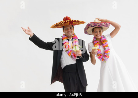 Braut und Bräutigam trägt Sombreros und Leis und hält margarita Stockfoto