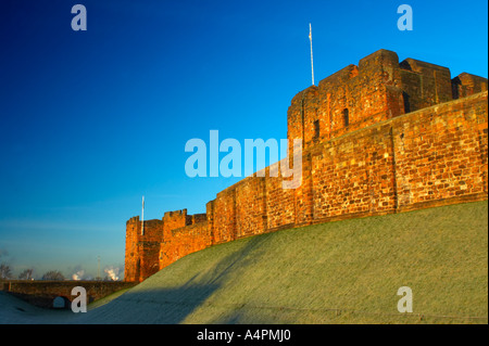 England, Cumbria, Carlisle Castle.  Am frühen Morgen Wintersonne leuchtet den roten Sandstein von Carlisle Castle. Stockfoto