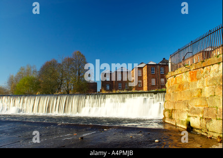 England, Cumbria, Carlisle.  Der Fluss Caldrew in der Nähe der Stadt Carlisle, an einem frostigen Wintermorgen. Stockfoto