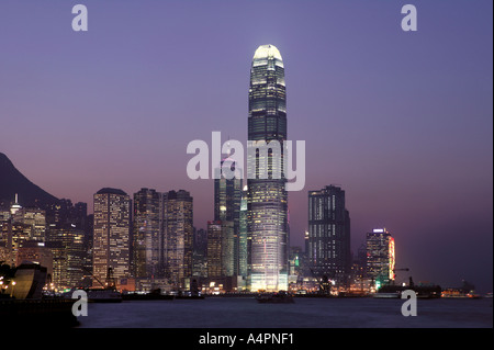 Hong Kong Skyline bei Nacht mit dominierendem IFC Turm im zentralen Bezirk mit Blick auf Blick auf den Hafen vom Kongresszentrum Stockfoto