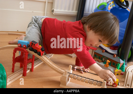 Kleiner Junge spielt mit Züge Stockfoto