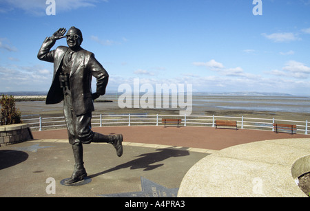 Statue von Komiker Eric Morecambe auf der Promenade am Morecambe in Nord-Lancashire Stockfoto