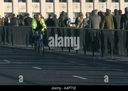 Radfahrer und Pendler auf London Bridge, London, UK, am frühen Morgen. Stockfoto