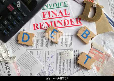 Rechnungen, Rechnungen, Schulden Erinnerungen, gesetzliche Forderung und Rechner auf Schreibtisch mit Holzbuchstaben Rechtschreibung Schulden. Stockfoto