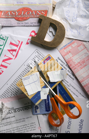 Rechnungen, Rechnungen, Schulden Erinnerungen, gesetzliche Forderung und Rechner auf Schreibtisch mit Kreditkarte zerschnitten und schreiben würde "Papiergewicht. Stockfoto