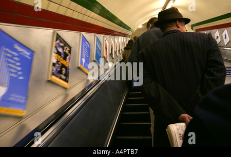 Pendler auf einer Rolltreppe, U-Bahn, UK. Stockfoto