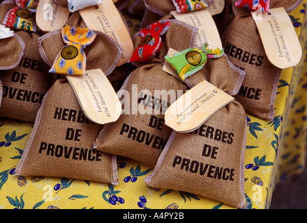 Herbes de Provence, Gewürz-Anbieter verkaufen Gewürze, Gewürze für Verkauf, Mittwoch-Markt, Markttag, Marktplatz, Saint-Remy-de-Provence, Provence, Frankreich Stockfoto