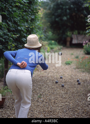 Frau spielt Französisch Boule-Garten Stockfoto