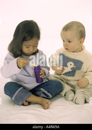 Junge gerade ältere Kind blowing bubbles Stockfoto