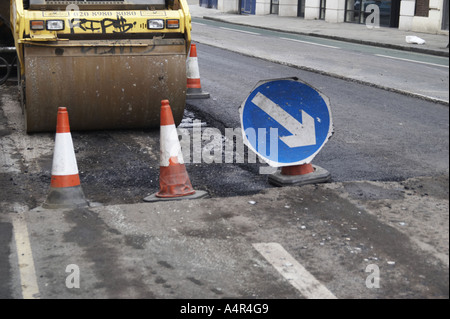 Straßenbauarbeiten Straße Oberflächenersatz in London UK Stockfoto