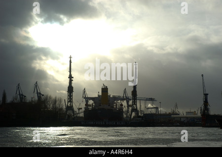 Wolken über den Hamburger Hafen Stockfoto