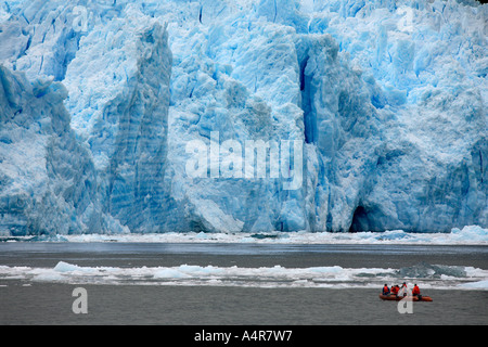 Touristen in einem Zodiac Anzeigen der San Rafael-Gletscher in Patagonien im Süden von Chile in Südamerika Stockfoto