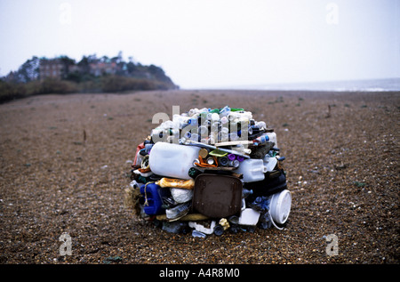 Müll gesammelt vom Strand bei Bawdsey Fähre in Suffolk bilden eine Kunstinstallation durch lokale Künstler Miggie Wyllie Stockfoto