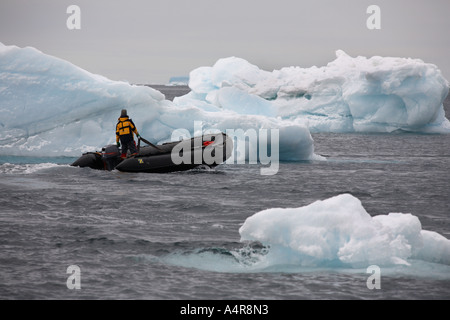 Zodiac navigiert aber Eisberge in den Lamaire Kanal in der Antarktis Stockfoto