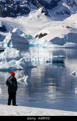 Touristen auf der Suche auf der Iceburgs in Cuverville Bucht und Danko Insel auf der antarktischen Halbinsel in der Antarktis Stockfoto
