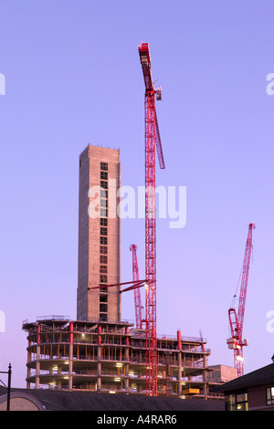 Krane / Bauarbeiten auf Bridgewater Platz 30 Etagen Turm Entwicklung im Stadtzentrum von Leeds, West Yorkshire England UK Stockfoto