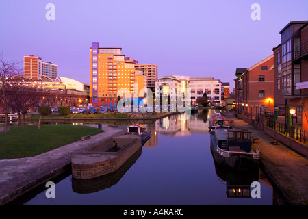 Leeds-Liverpool-Kanal an Getreidespeicher Wharf in der Dämmerung / Sonnenuntergang. Leeds West Yorkshire England UK Stockfoto