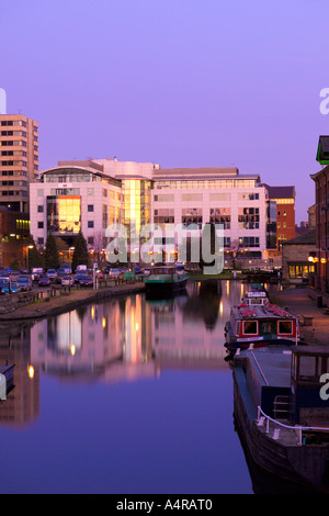 Leeds-Liverpool-Kanal an Getreidespeicher Wharf in der Dämmerung / Sonnenuntergang. Leeds West Yorkshire England UK Stockfoto