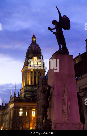 Spät nachts Kriegerdenkmal Cenotaph mit Galerie Kunstbibliothek und Leeds Rathaus aus Headrow Leeds West Yorkshire England Stockfoto