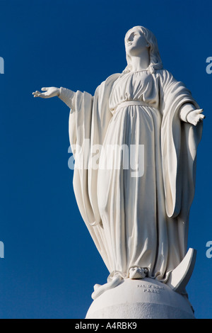 Die Statue der Jungfrau Maria an der Spitze von San Cristóbal in Santiago de Chile in Südamerika Stockfoto