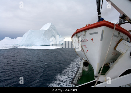 Touristischen Schiff vorbei an einem großen Eisbergs in der Weddell-See in der Antarktis Stockfoto