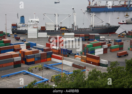 Container-Schiff und Hafen voller Seecontainer in einem belebten Containerhafen - Valparaiso in Chile Stockfoto