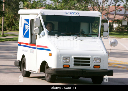 US-Mail-Dienst liefert Auto Fahrzeugtransport Mailbox Briefkasten Briefkasten postalischen Korrespondenz Versand Lieferung rote Fahne Stockfoto