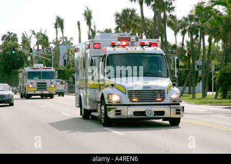 Notfallmedizin Krankenwagen Rettungskräfte Befehl Einheit Arzt Unfall Wracks herausgerissen Bergung Auto Fire Rescue track Stockfoto