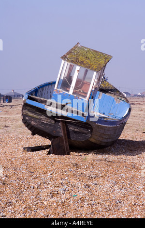 Rückseite einer verlassenen Fischerboot auf dem Kiesstrand bei Dungeness in Kent. Stockfoto