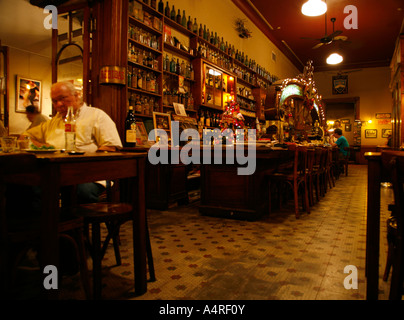 Mann in alten Café, Buenos Aires, Argentinien Stockfoto