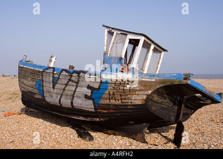 Eine verlassene Fischerboot sitzt verfallenden auf dem Kiesstrand bei Dungeness in Kent.  horizontale Stockfoto