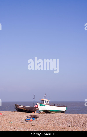 Traditionelle und moderne Angelboote/Fischerboote Winde bis an den Strand bei Dungeness in Kent, Fischernetze und Seile im Vordergrund. Stockfoto