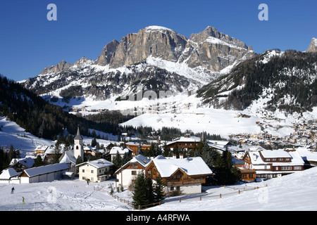 Hübsches Dorf Corvara im Schnee, Dolomiten, Italien. Stockfoto