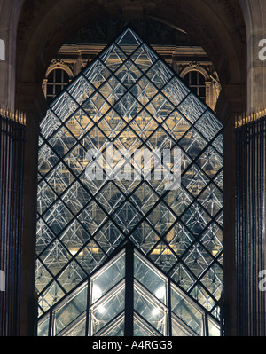 Glas-Pyramiden im Louvre, Paris Frankreich, durch einen steinernen Torbogen betrachtet. Stockfoto
