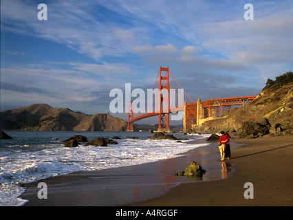 Paar am Strand mit Blick auf San Francisco golden Gate Brücke, Calafornia, USA Stockfoto