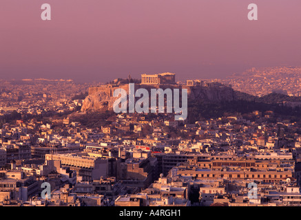 Akropolis und das Parthenon betrachtet quer durch die Stadt von Athen... Stockfoto