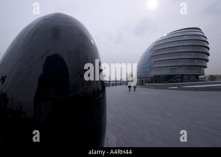 (Rechts) London Assembly City Hall Building, entworfen von Lord Foster, mit Skulptur (links) Full Stop Slipstream, von Fiona Banner, an der Southbank London Stockfoto