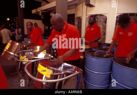 Stahl-Pan-Band spielt in der Sonntagsschule eine Straßenfest in Buccoo jeden Sonntagabend Tobago statt Stockfoto