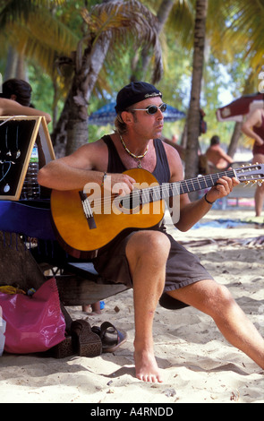 Ein Mann spielt Gitarre Les Salines Beach in der Nähe von Sainte Anne Martinique Stockfoto