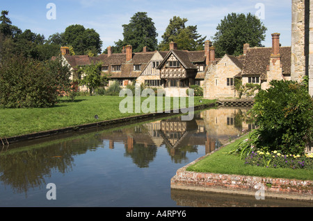 Malerische Szenerie der Hever Castle Tudor Cottages mit Reflexionen in den Graben. In der Nähe von Edenbridge, Kent, England UK Stockfoto