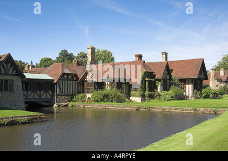 Tudor Cottages und Wassergraben, inmitten dem herrlichen Gelände des Hever Castle. Hever, Kent UK Stockfoto