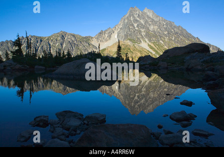 Mount Stuart spiegelt sich im ruhigen Wasser der Ingalls Lake Central Cascades Washington USA Stockfoto