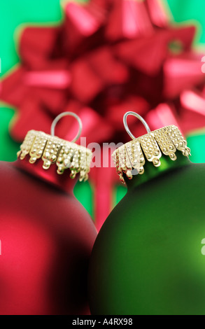 Weihnachtsschmuck mit Geschenk im Hintergrund Stockfoto