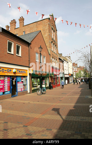 Geschäfte auf der High Street in Rugby, Warwickshire Stockfoto